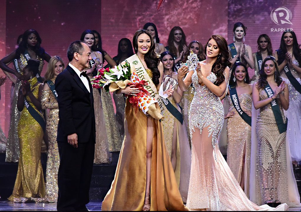 Katherine Espin of Ecuador crowns Karen Ibasco as Miss Earth 2017. Photo by Alecs Ongcal/Rappler 