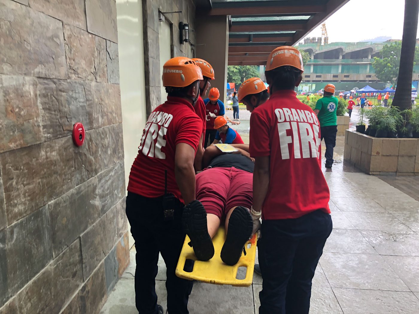 TO SAFETY. An injured civilian is carried on a stretcher during the 10th Pasig citywide earthquake drill. Photo by Samantha Bagayas/Rappler 