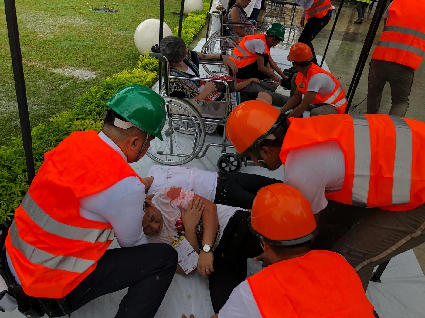 FIRST AID. An injured civilian is being treated during the Pasig citywide earthquake drill. Photo by Samantha Bagayas/Rappler 
