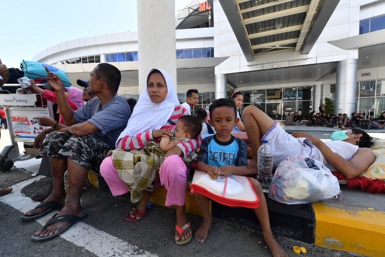 WAITING. Earthquake-affected people wait for an evacuation flight by the Indonesian military at the airport in Palu. Photo by Adek Berry/AFP  