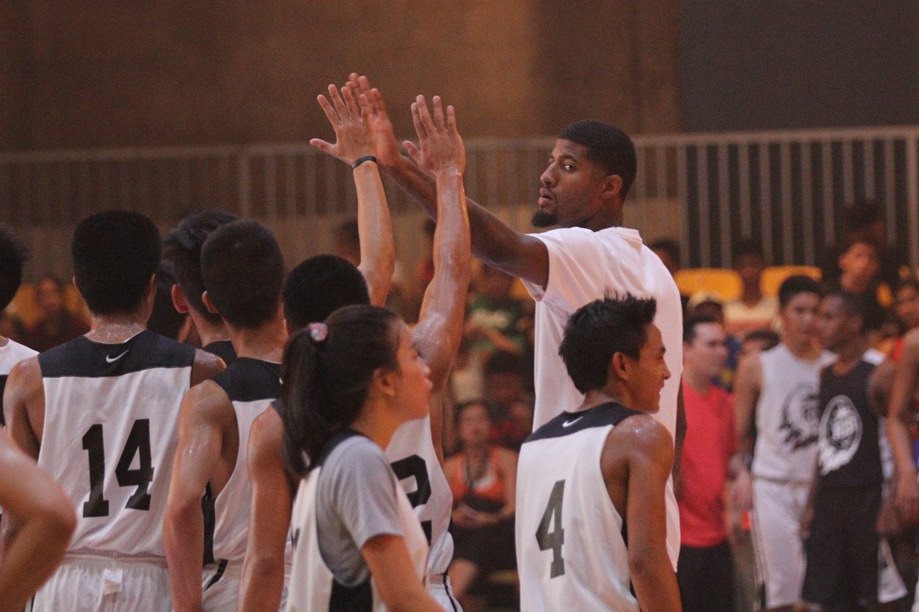 MENTOR. Paul George sweats it out with the aspiring basketball stars, not holding back. Photo by Czeasar Dancel/Rappler  