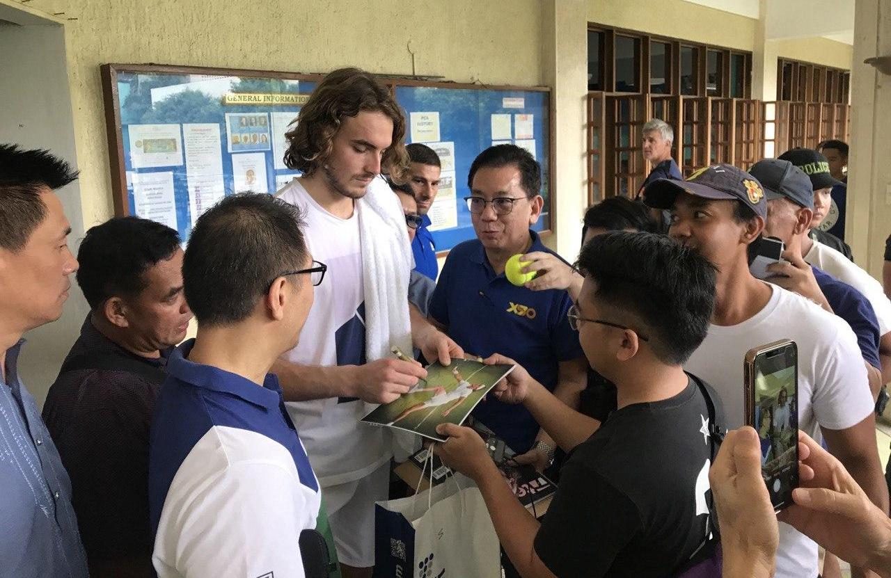TENNIS SENSATION. Stefanos Tsitsipas takes time to sign autographs for his Filipino fans. Photo by Beatrice Go/Rappler   