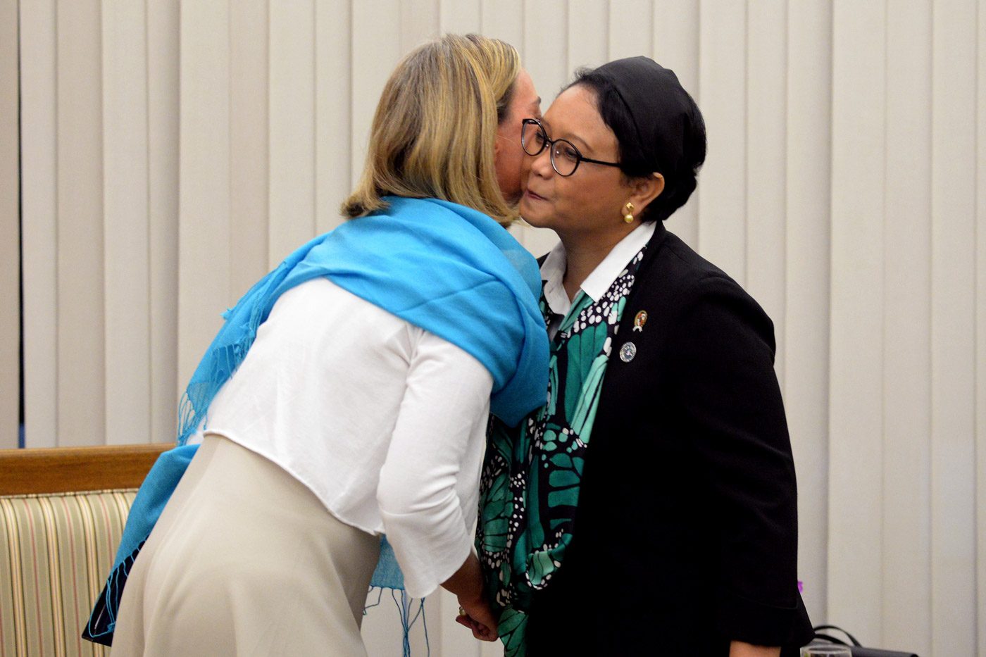 DIPLOMATIC COURTESY. EU High Representative Federica Mogherini (left) and Indonesian Foreign Minister Retno Marsudi (right) greet each other during an ASEAN-related meeting on August 7, 2017. Photo by Angie de Silva/Rappler  
