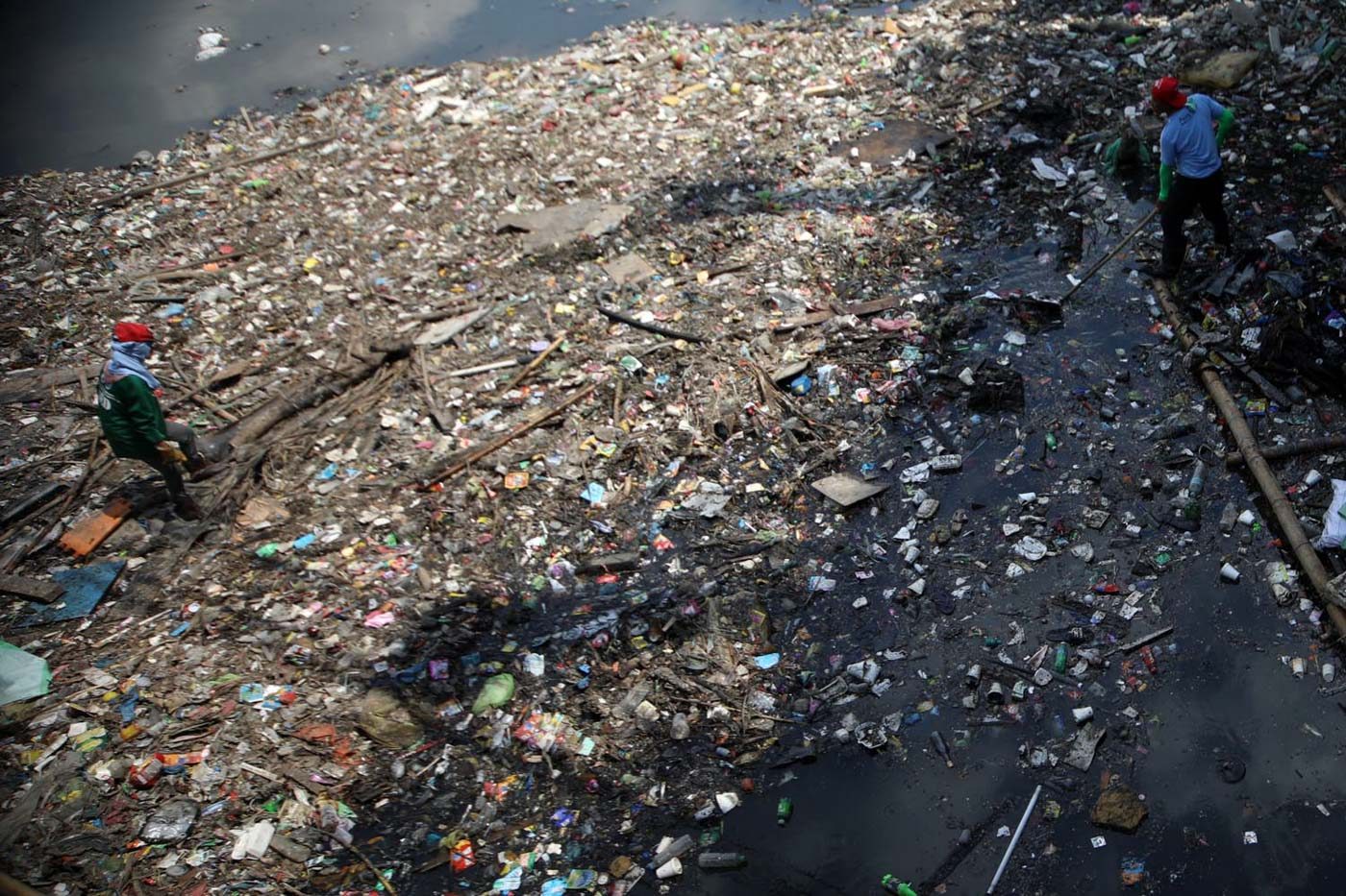 Manila ‘trash bin’ waterway choked with plastic