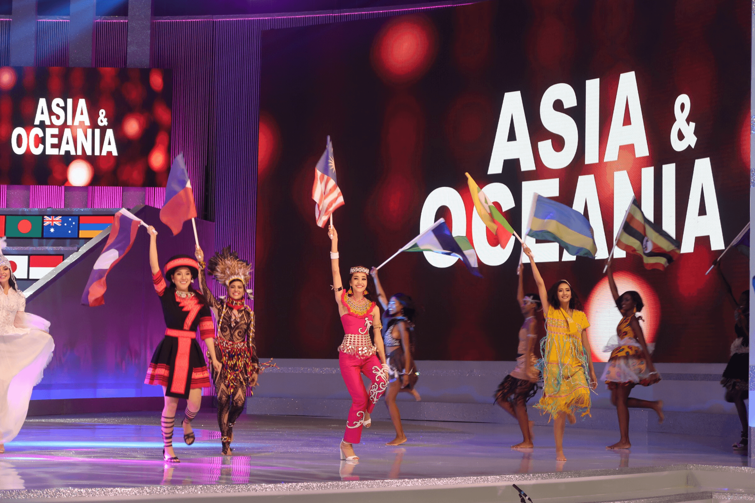 DANCES OF THE WORLD. Instead of backup dancing, this segment would have been better. Photo by Voltaire Tayag/Rappler 