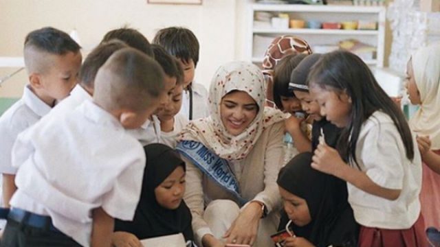 MARAWI. Katarina interacts with the kids in a school in Marawi, which is part of her Beauty with a Purpose Project. Screenshot from Facebook/Miss World-Philippines 