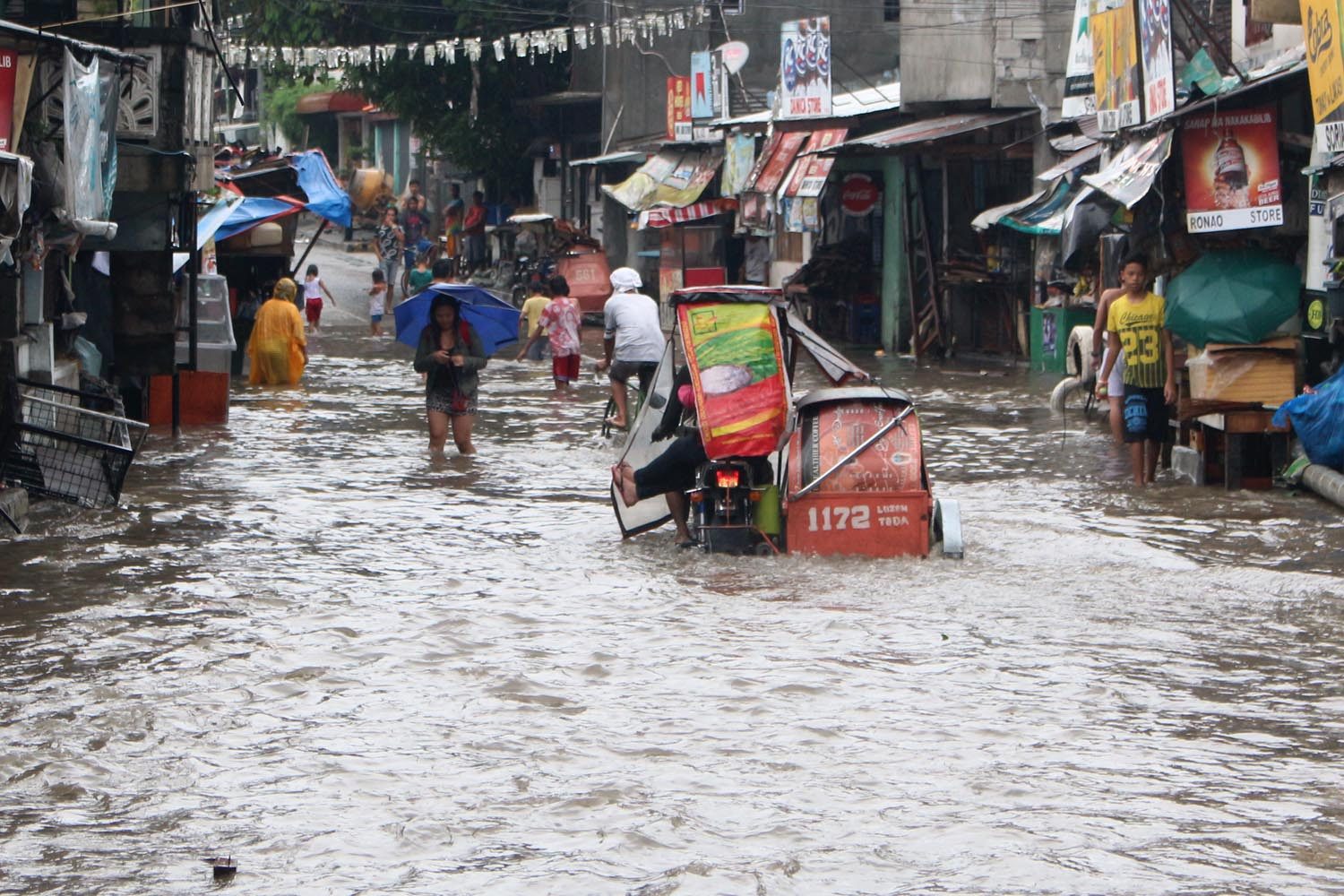 SOUTHWEST MONSOON. Monsoon rain causes floods in Quezon City on July 27, 2017. File photo by Darren Langit/Rappler  