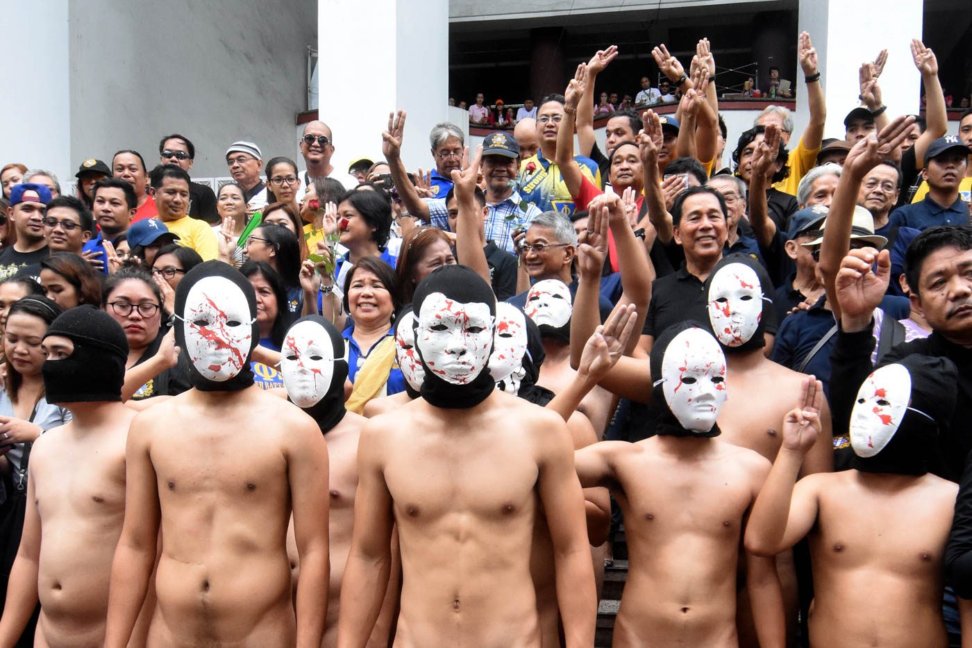 ALL OUT. The crowd shows support for the advocacy of APO during their Oblation Run. Photo by Angie de Silva/Rappler    
