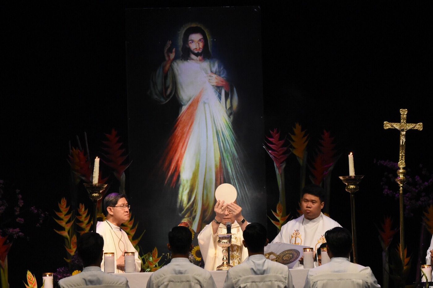 DIVINE MERCY SUNDAY. In front of an image of the Divine Mercy, Cubao Bishop Honesto Ongtioco (center) celebrates Mass, with Manila Archbishop Luis Antonio Cardinal Tagle (left) as concelebrant, during the Word Exposed Easter Recollection on April 8, 2018. Photo by Angie de Silva/Rappler 