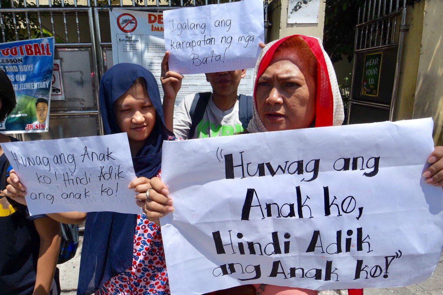 PROTESTS. Parents oppose the planned mandatory drug testing of grade schoolers. Photo by Angie de Silva/Rappler  