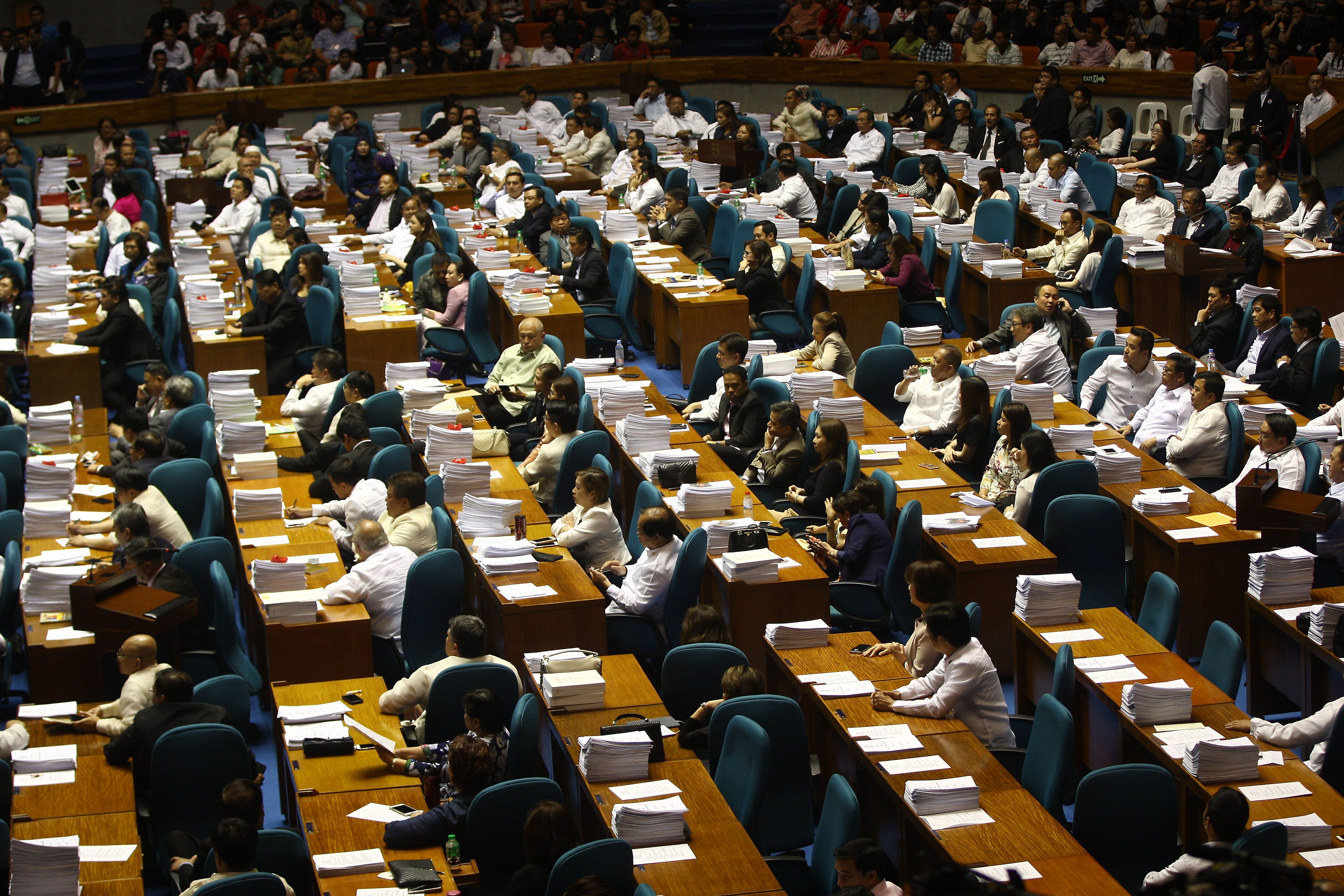 THE HOUSE. Lawmakers hold a plenary session on March 7. Photo by Ben Nabong/Rappler 