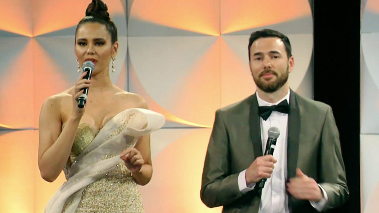 HOSTING. Catriona  does hosting duties during the preliminary competition. Screenshot from Miss Universe  