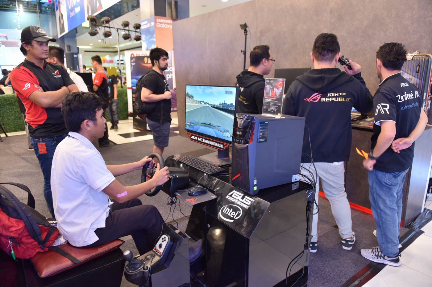 GAMERS UNITE. Gaming stations provided by Asus and ROG Masters were also present during the launch. 