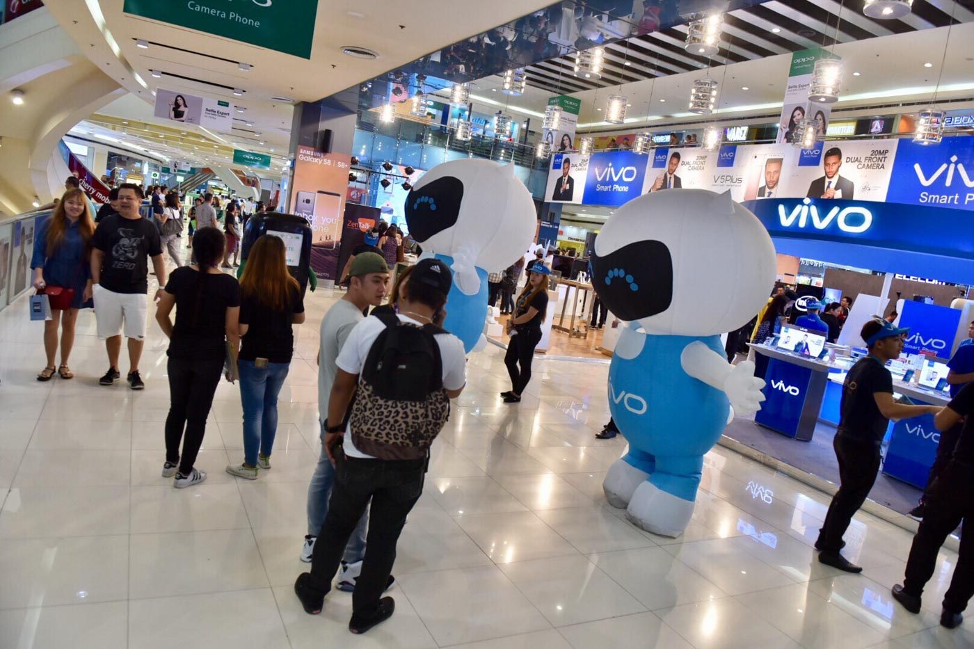 VIVO. Partner brands keeping passersby busy and entertained.

 
