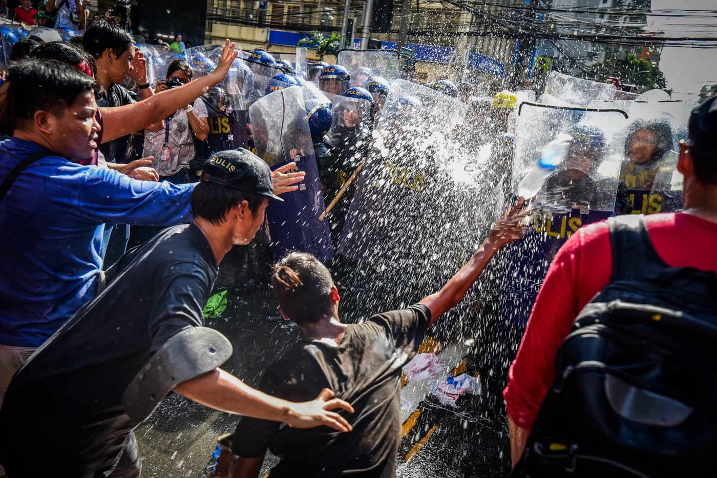 STAND OFF. The police later on used water cannons on the protesters. Photo by Alecs Ongcal/Rappler 