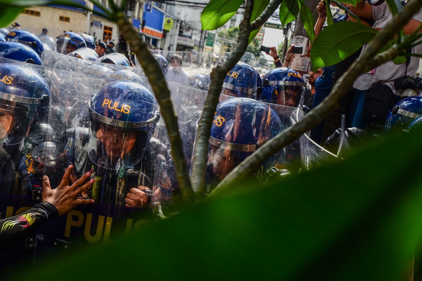 50 cops hurt in protests during ASEAN Summit