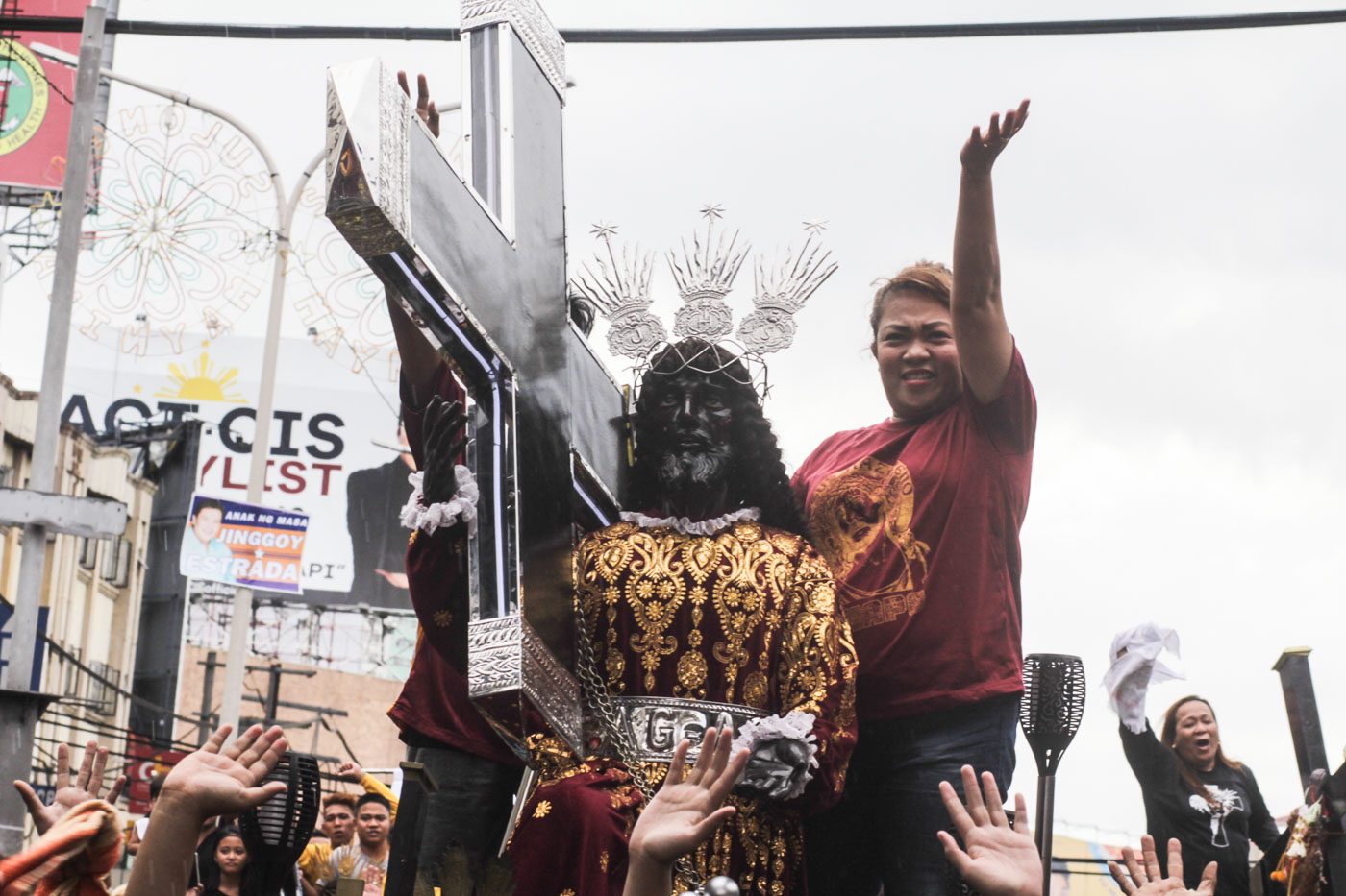 PRAYER. The build up for the Traslacion of the Black Nazarene begins with the blessing of the replicas. Photo by Lito Borras/Rappler  