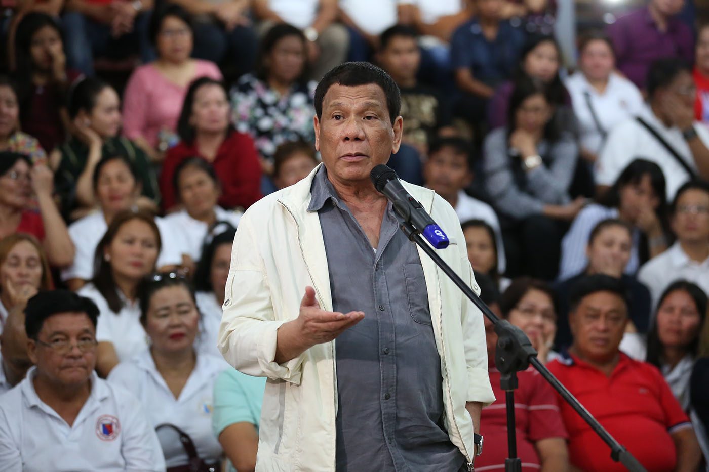 Duterte to tambays: Steal from, kill ‘rich’ bishops