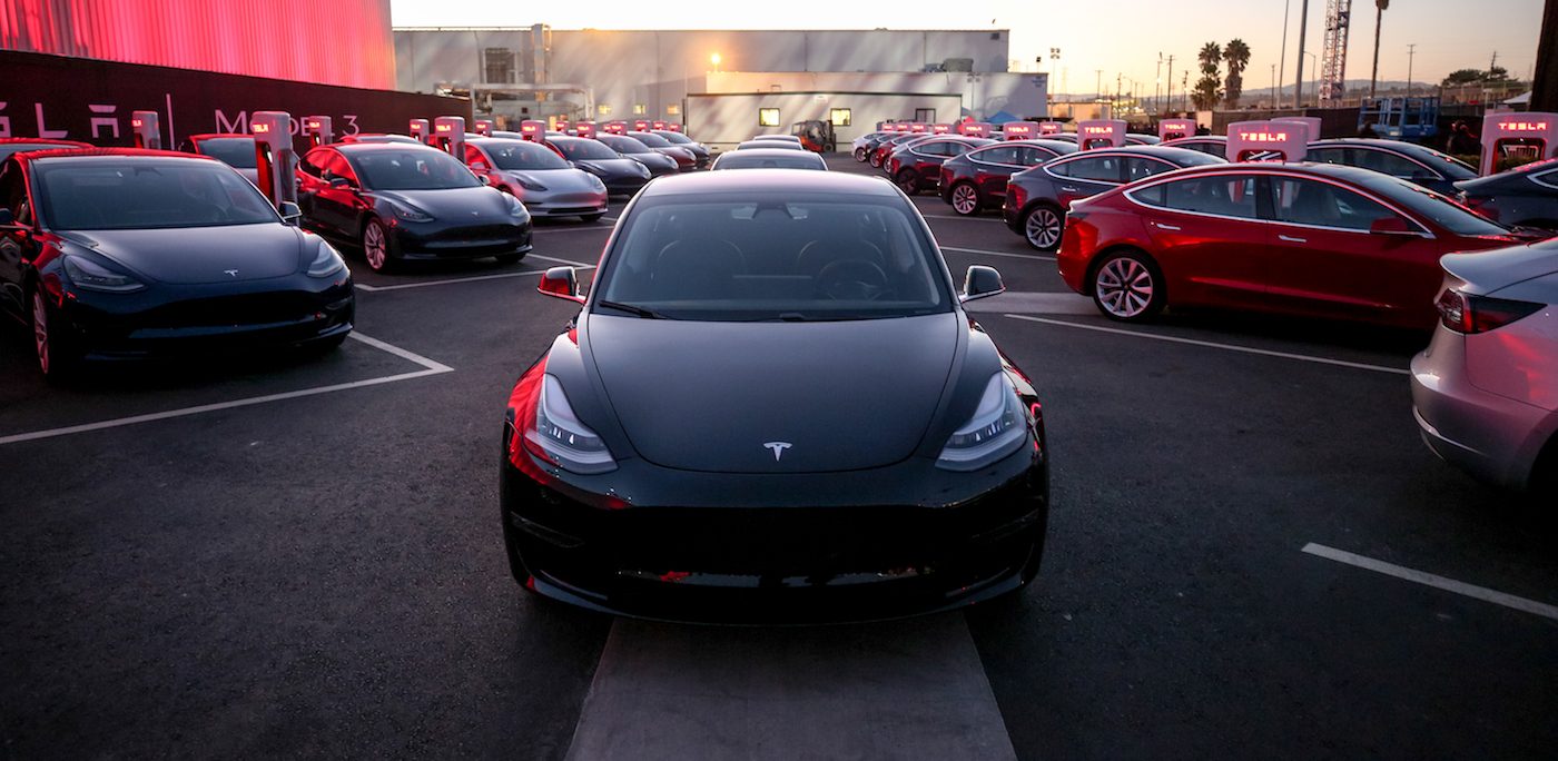 Tesla begins to deliver electric car for the masses