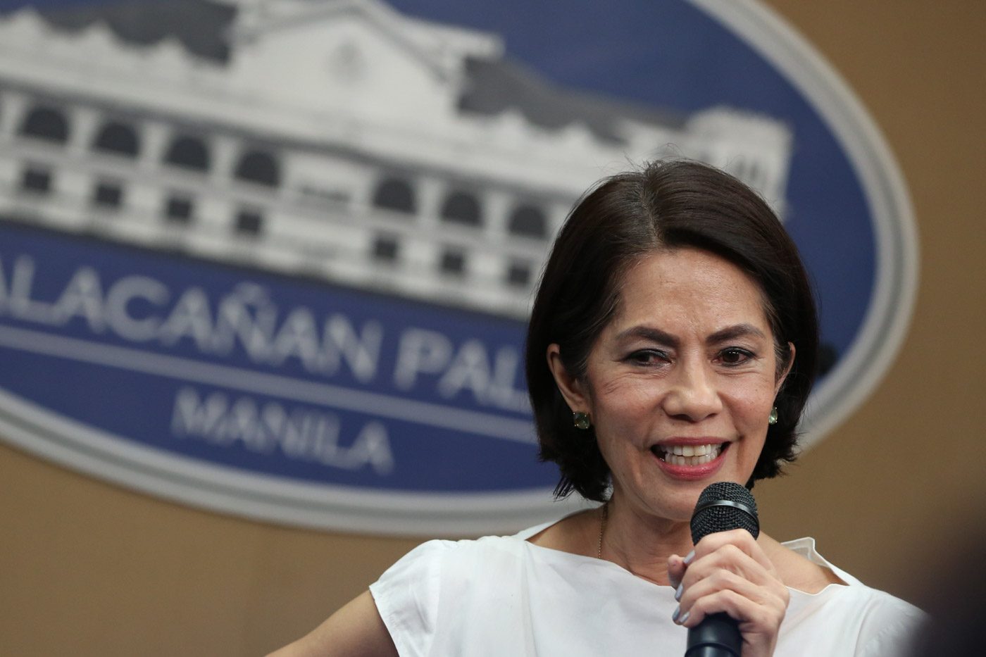 ADVOCATE. In this photo, Environment Secretary Gina Lopez talks to Malacañang reporters during a press briefing on February 9, 2017. File photo by Malacañang Photo 
