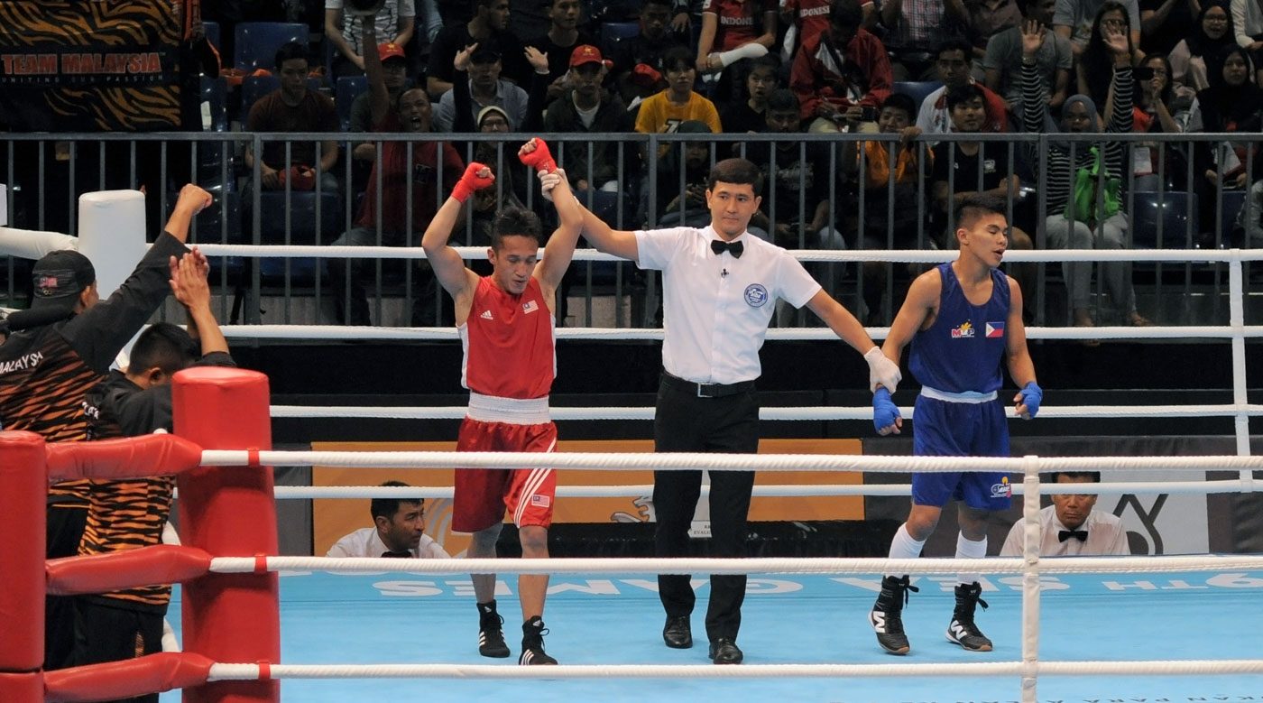 CONTROVERSIAL. Boxer Carlo Paalam loses in a controversial fight against host nation Malaysia. His fellow Filipino boxers then rallied to avenge his loss and win two gold medals. Photo by Adrian Portugal/Rappler 