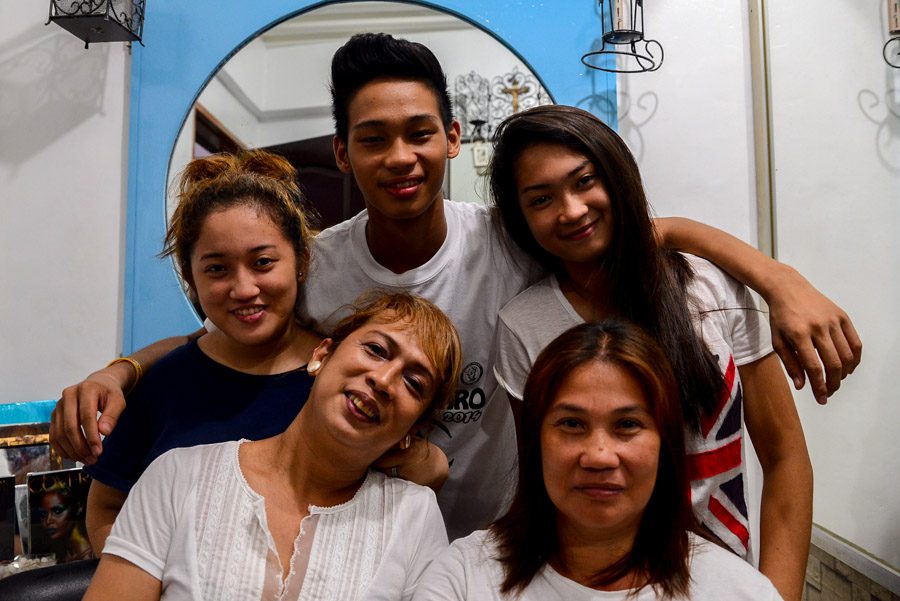 MODERN FAMILY. The Manalang family poses for a family picture in their humble home in Baclaran, Paranaque. 