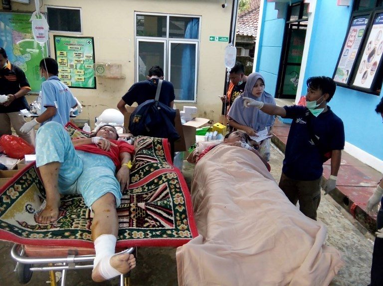 INJURED. Survivors receive treatment at a hospital in Carita. Photo by Semi/AFP   