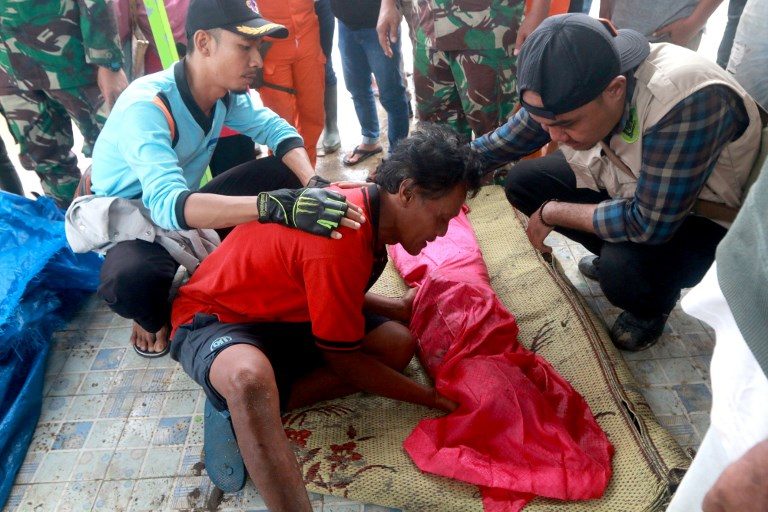 ANGUISH. A man grieves beside the body of his child in South Lampung, South Sumatra. Photo by Ferdi Awed/AFP   