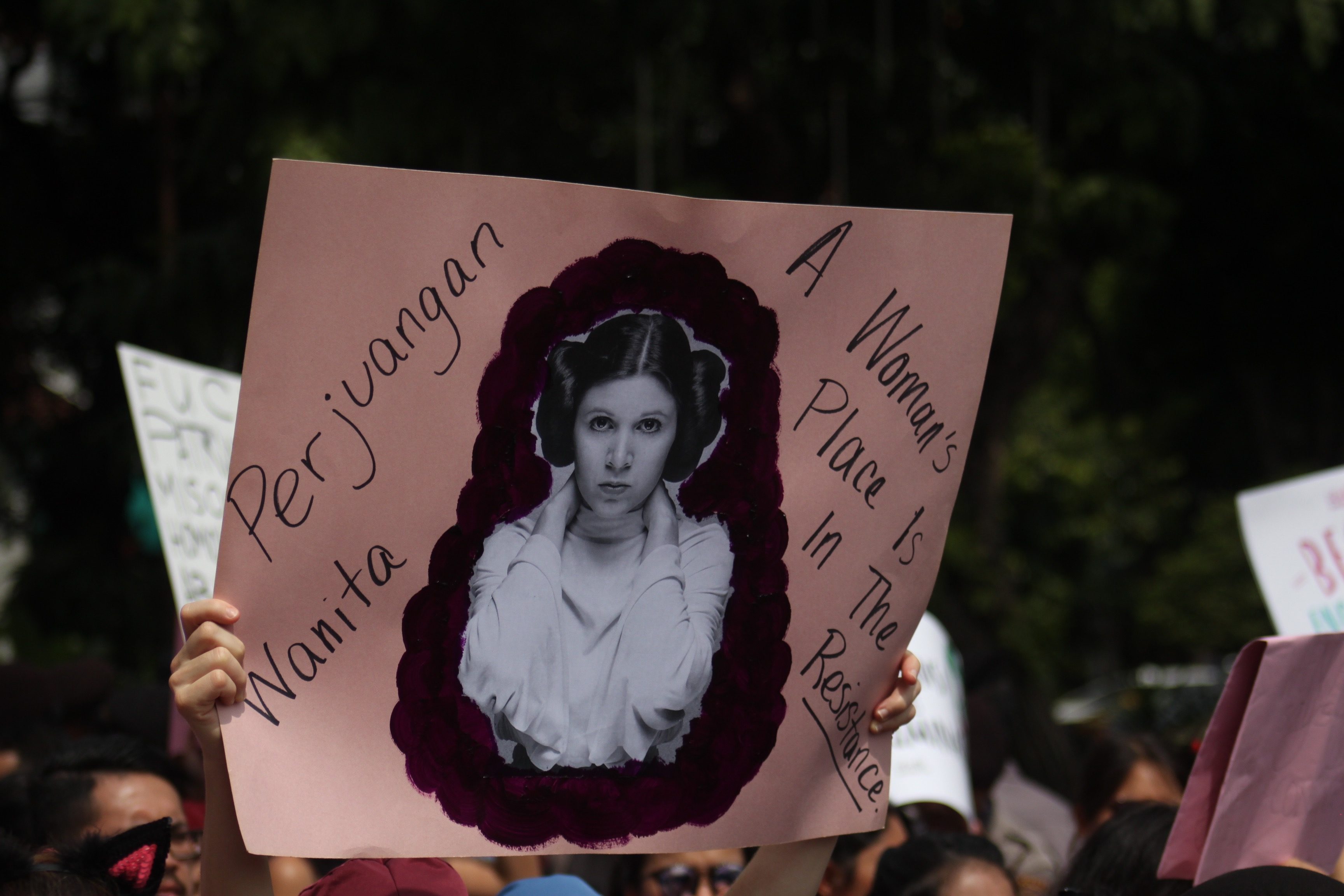 INSPIRASI. Demonstran Women’s March Jakarta terinspirasi dari perjuangan Princess Leia dari seri ‘Star Wars’. Foto oleh Diego Mahameru Batara/Rappler 
  