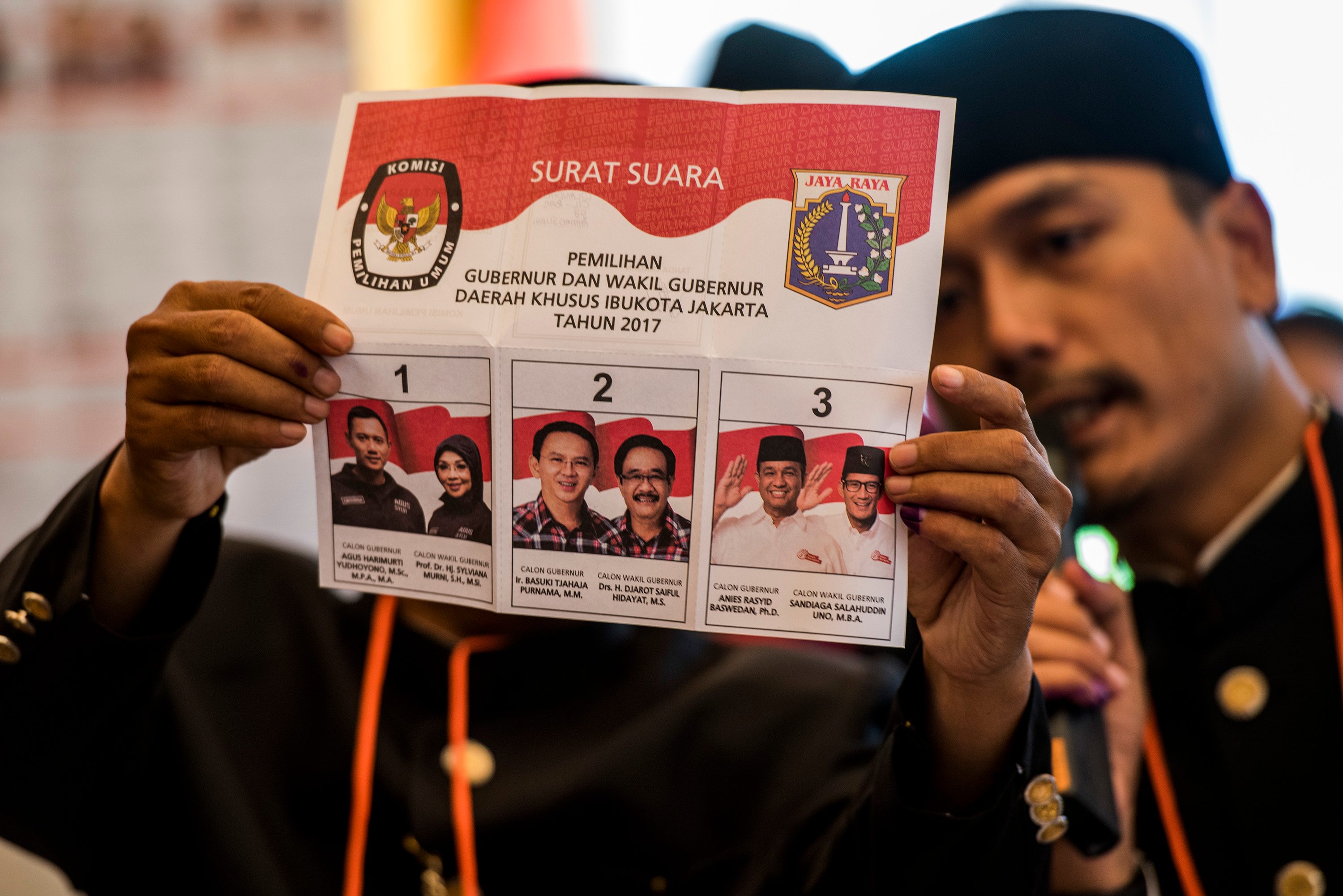 Petugas KPPS menunjukkan surat suara saat menghitung jumlah suara pada Pemilihan Gubernur DKI Jakarta di TPS 28 Cilandak Barat, Jakarta, pada 15 Februari 2017. Foto oleh M Agung Rajasa/Antara 