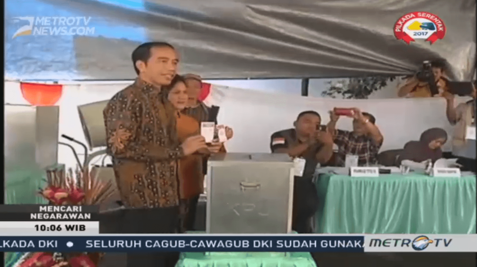 Presiden Jokowi dan Ibu Negara Iriana menggunakan hak pilih mereka di TPS 4 Gambir, pada 15 Februari 2017. Screenshot dari Metro TV 