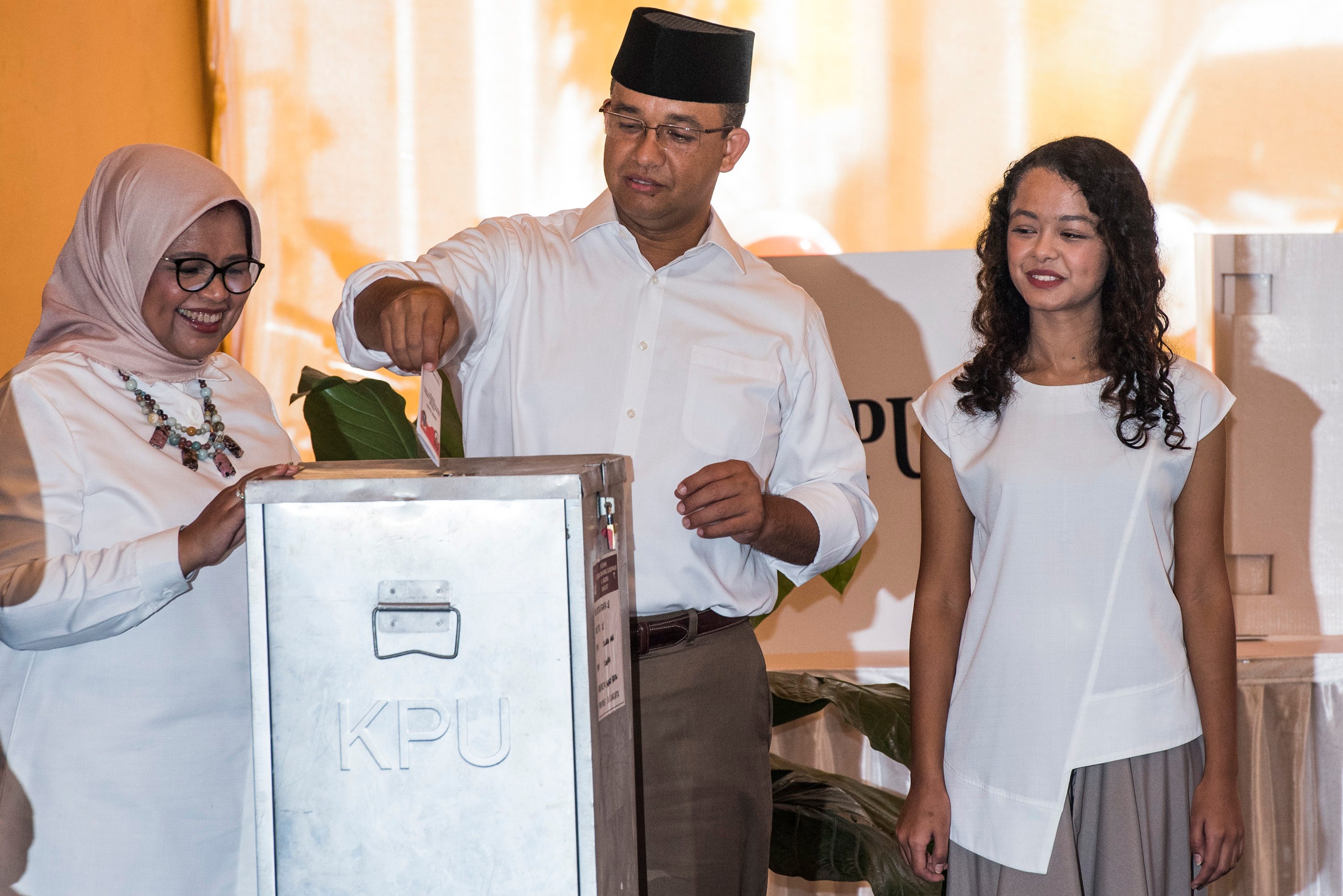 Cawagub nomor urut 2, Djarot Saiful Hidayat (kiri) bersama istri, Happy Farida (kanan), memasukkan surat suara saat menggunakan hak pilih di TPS 8, Kuningan, Jakarta, pada 15 Februari 2017. Foto oleh Rivan Awal Lingga/Antara

Cagub nomor urut tiga, Anies Baswedan (tengah), istri Fery Farhati Ganis (kiri) dan anak Mutiara Annisa Baswedan (kanan), memasukkan surat suara saat memberikan hak pilih pada pencoblosan Pemilihan Gubernur di TPS 28 Cilandak Barat, Jakarta, pada 15 Februari 2017. Foto oleh M Agung Rajasa/Antara 