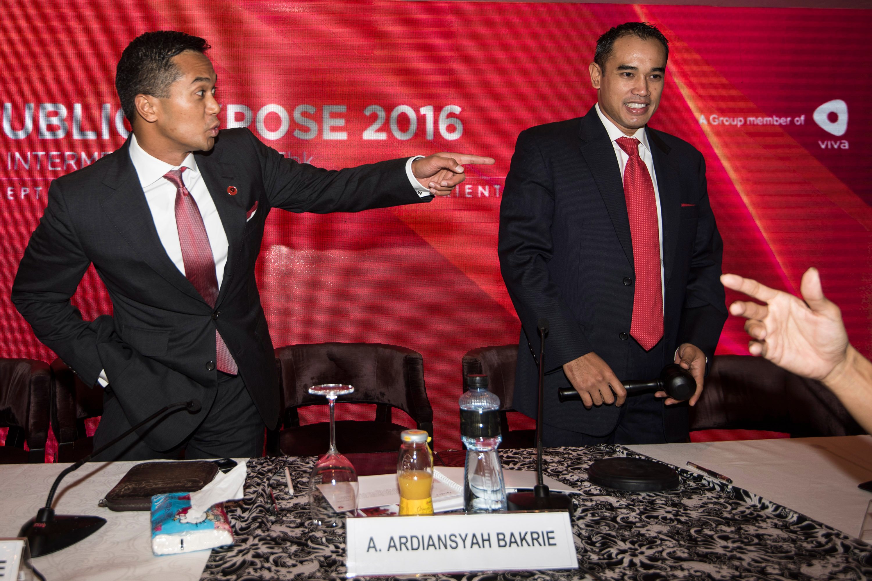 Presiden Direktur PT Visi Media Asia Tbk (VIVA) Anindya Novyan Bakrie (kiri) berbincang dengan Direktur Anindra Ardiansyah Bakrie (kanan) usai Rapat Umum Pemegang Saham Tahunan dan Luar Biasa VIVA di Jakarta, pada 2 September 2016. Foto oleh Sigid Kurniawan/Antara 