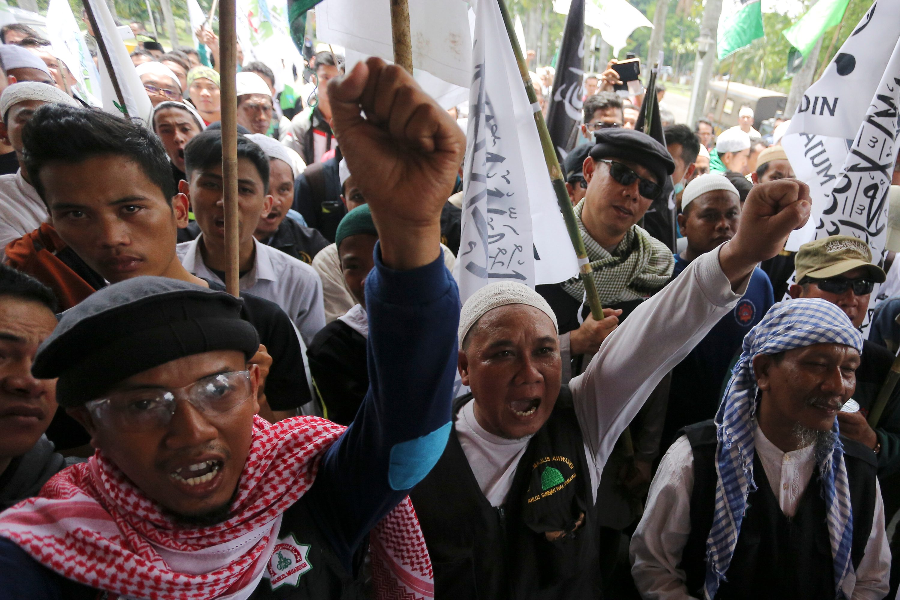 Ratusan umat Islam Sumaetra Selatan berunjuk rasa di halaman Kantor DPRD Sumsel, Palembang, Sumatera Selatan, pada 10 Oktober 2016. Aksi itu sebagai protes terhadap pernyataan Gubernur DKI Jakarta Ahok yang dinilai melecehkan agama. Foto oleh Nova Wahyudi/Antara 