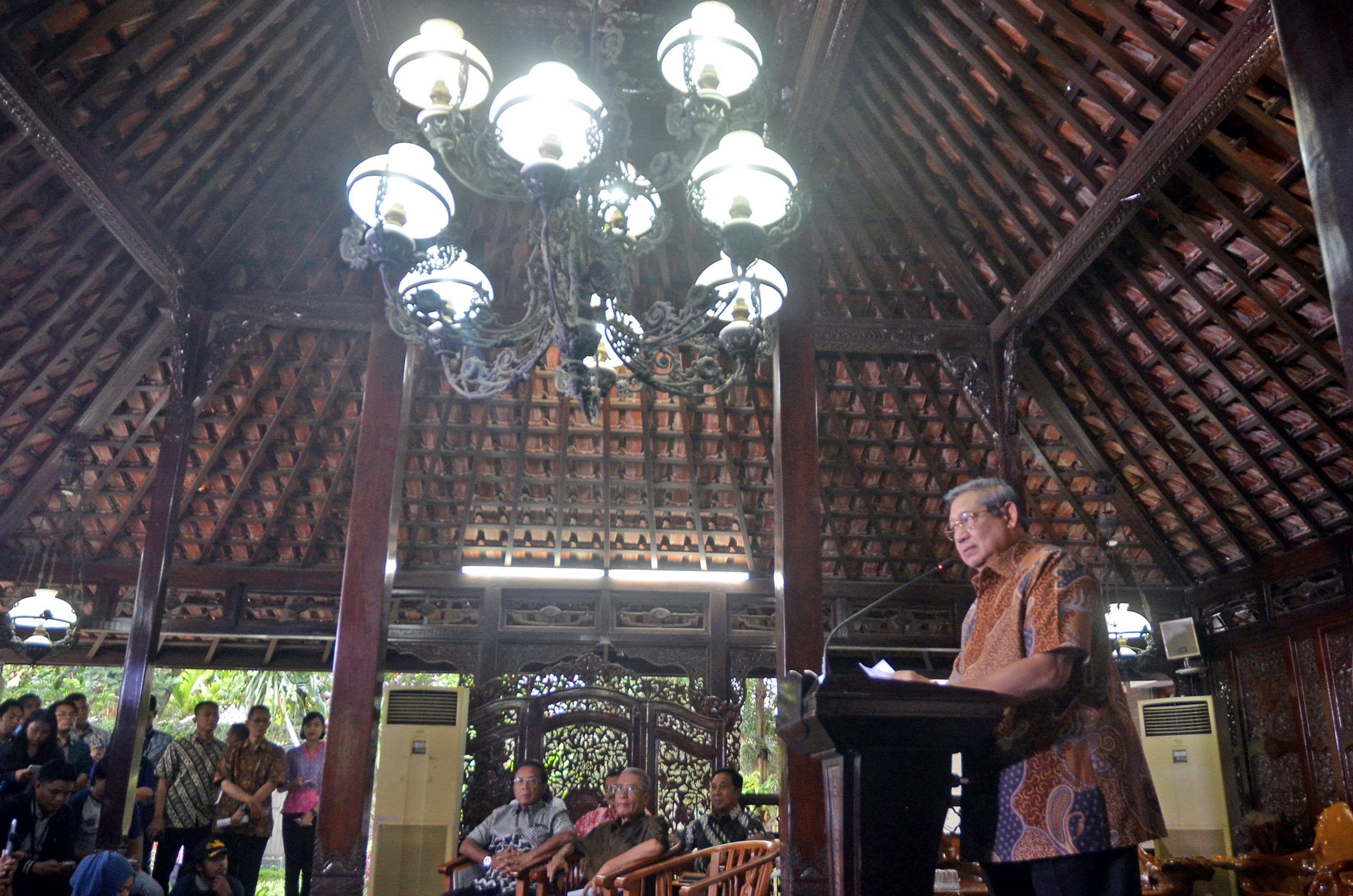 Presiden RI ke-6 SBY memberikan penjelasan terkait hilangnya berkas pembunuhan aktivis Munir di Cikeas, Bogor, Jawa Barat, pada 25 Oktober 2016. Foto oleh Yulius Satria Wijaya/Antara 
