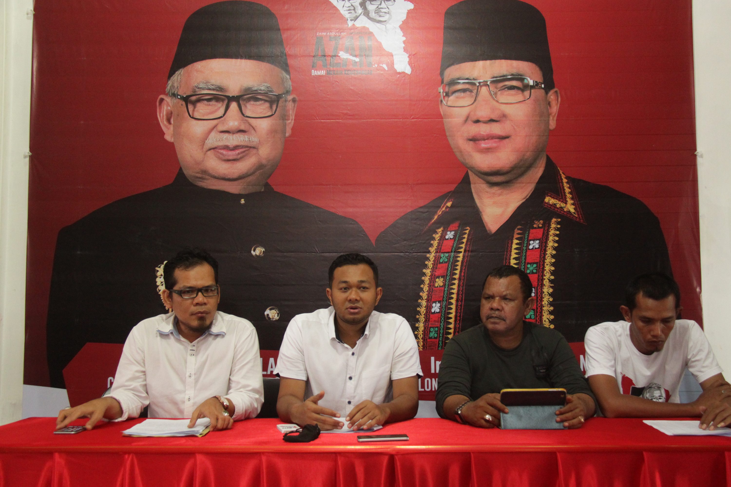 Juru bicara pasangan calon independen gubernur dan wakil gubernur Aceh, Zaini Abdullah-Nasruddin memberikan keterangan terkait hasil rekapitulasi syarat dukungan di Banda Aceh, pada 22 Oktober 2016. Foto oleh Antara 