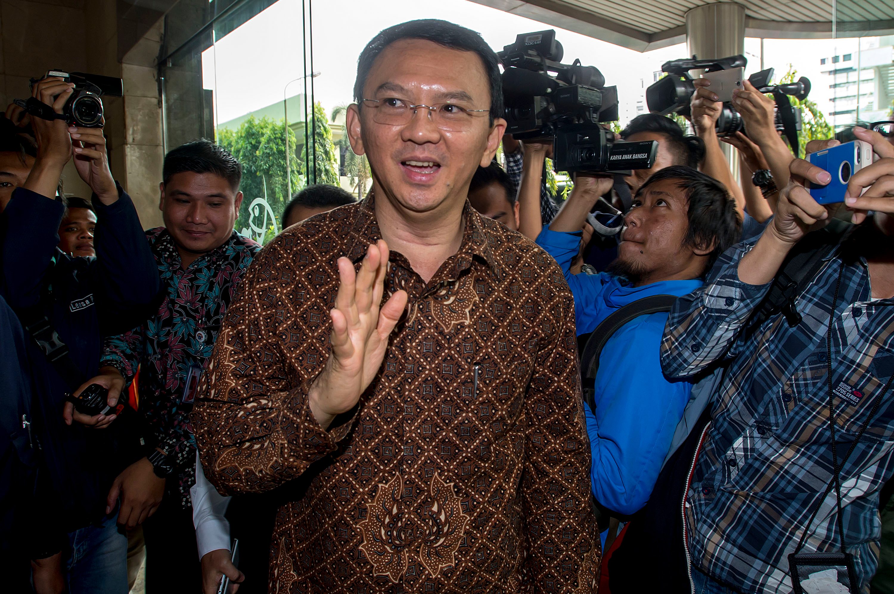 Gubernur DKI Jakarta Ahok mendatangi Bareskrim Polri untuk klarifikasi kasus dugaan penistaan agama kepada penyidik. Foto oleh Widodo S. Jusuf/Antara 