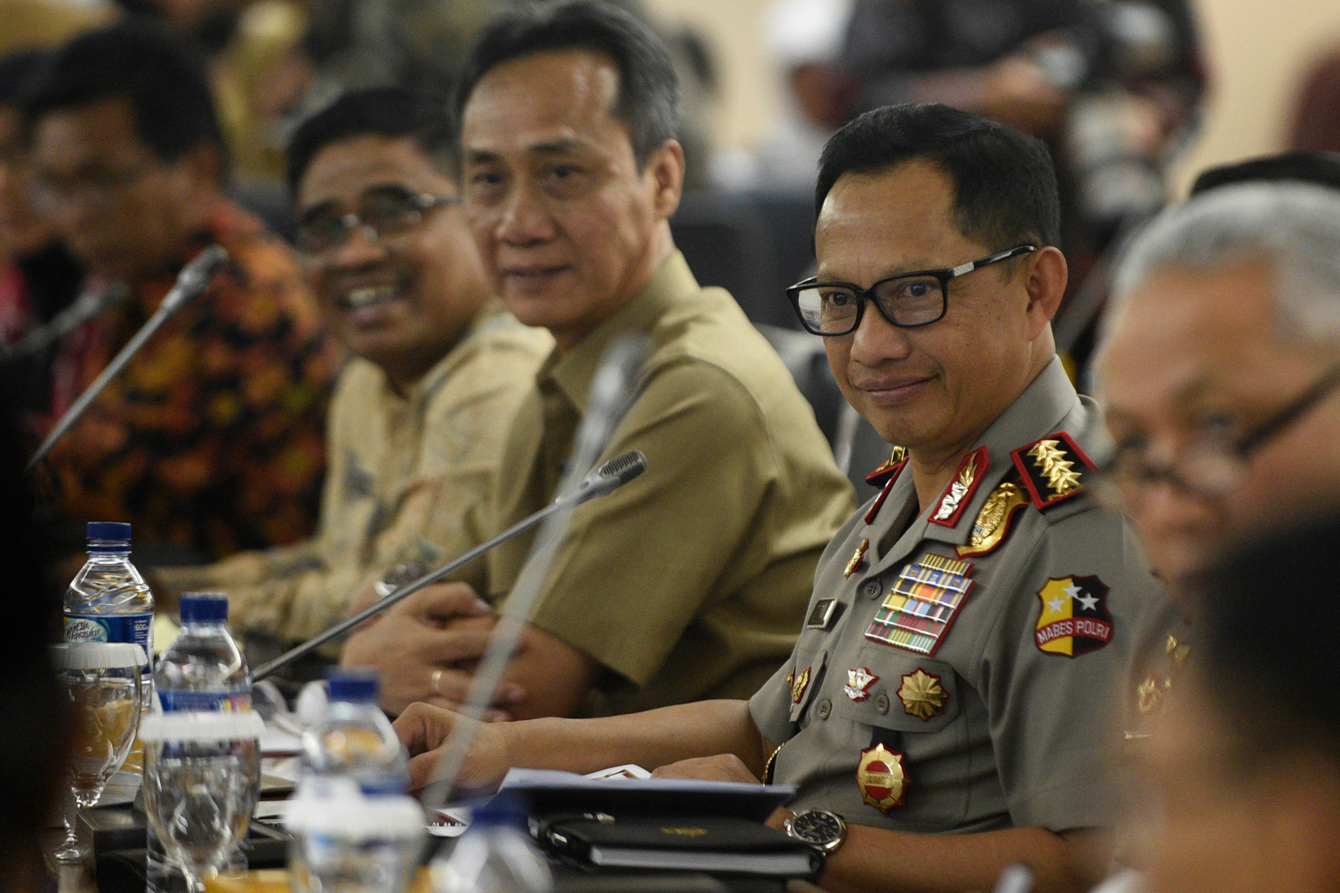 Kapolri Jenderal Pol Tito Karnavian (kedua kanan) saat mengikuti rapat kerja bersama  DPD RI di Kompleks Parlemen Senayan, Jakarta, pada 19 September 2016. Foto oleh Puspa Perwitasari/Antara 