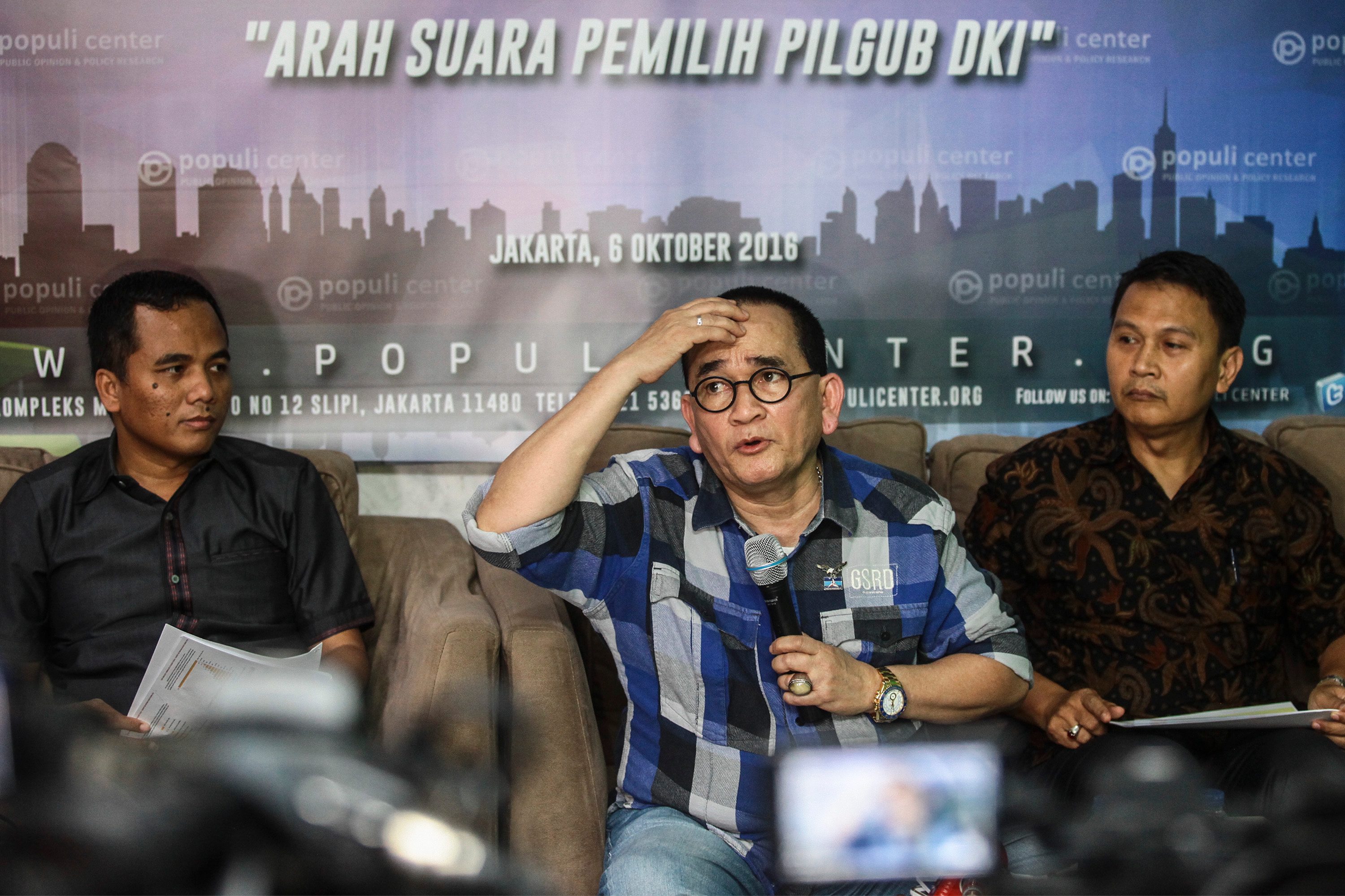 Politisi Partai Demokrat Ruhut Sitompul (tengah) memberikan paparan pada diskusi dan rilis survei dalam Pilgub DKI Jakarta, pada 6 Oktober 2016. Foto oleh Muhammad Adimaja/Antara 