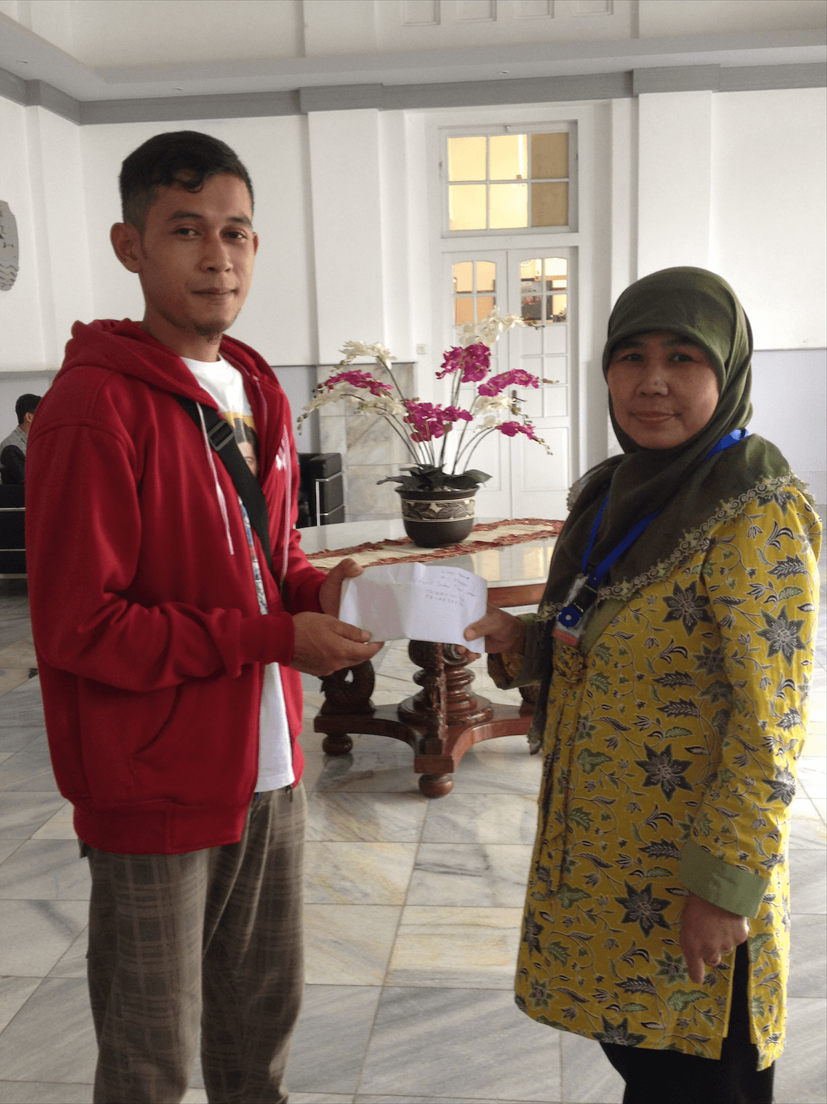 Ayah Nijam, Heryadi, merasa bersyukur mendapat banyak bantuan untuk kesembuhan anaknya Nijam, salah satunya sumbangan dari karyawan RSHS Bandung. Foto oleh Yuli Saputra/Rappler
  