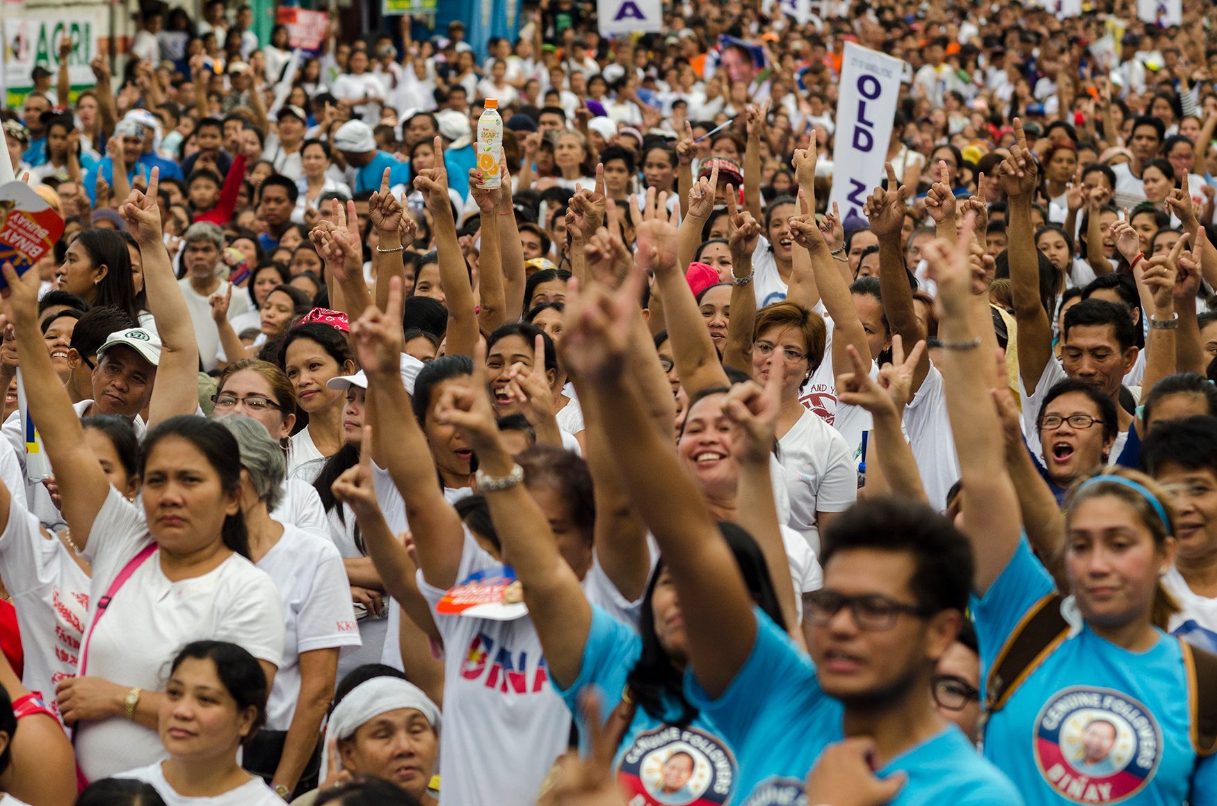 BY THE THOUSANDS. Around 30,000 supporters attended UNA's proclamation rally. Photo by Rob Reyes/Rappler 