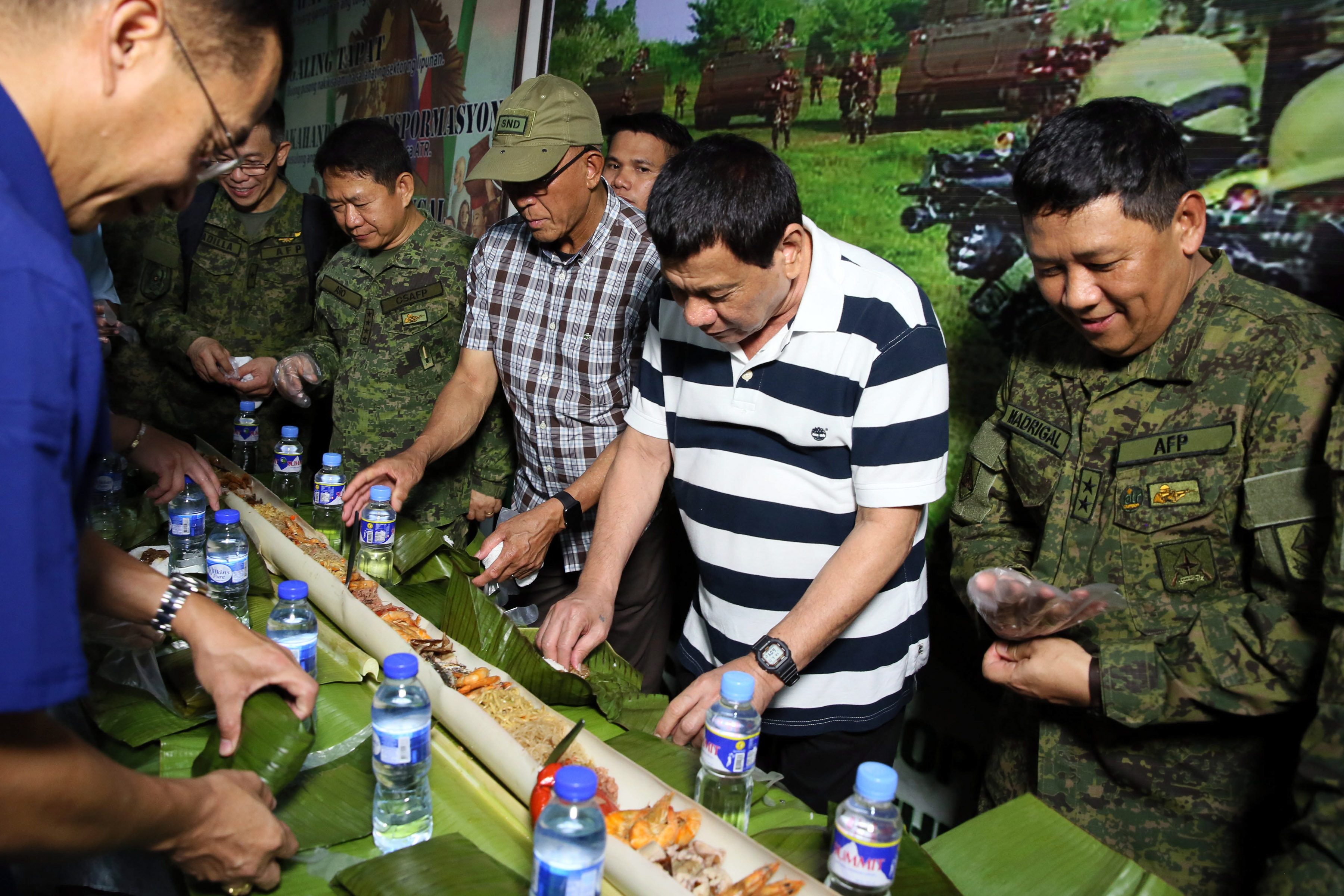BOODLE FIGHT. President Rodrigo Duterte has a boodle fight with security officials and military officers at the 4th Infantry Division Advance command post in Butuan City on June 17, 2017. Photo by Robinson Niñal Jr/Presidential Photo   