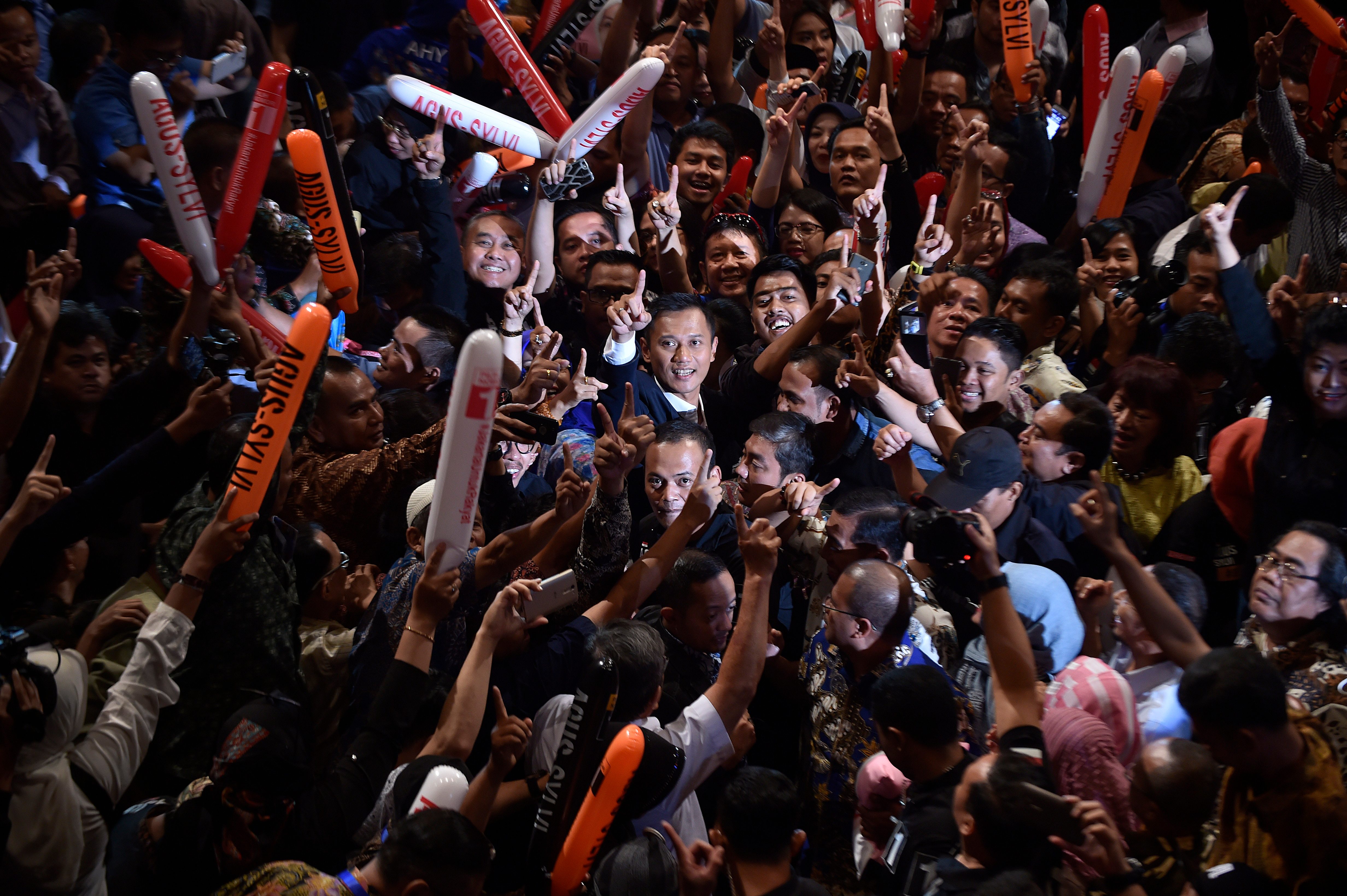 Agus Harimurti Yudhoyono  berfoto bersama pendukungnya usai menyampaikan pidato politik. Foto oleh Puspa Perwitasari/Antara
 