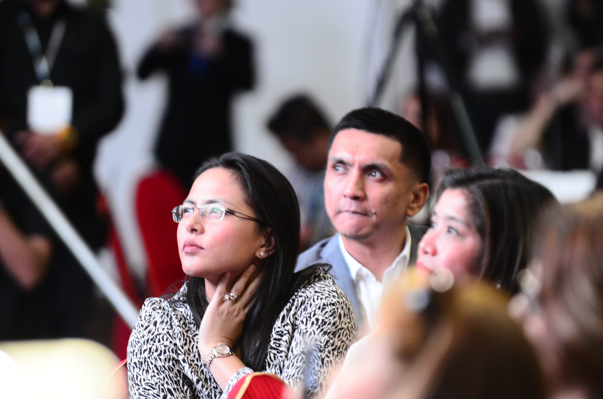 CONCENTRATING. Retired basketball star Jimmy Alapag focusing on John C. Maxwell's talk.  