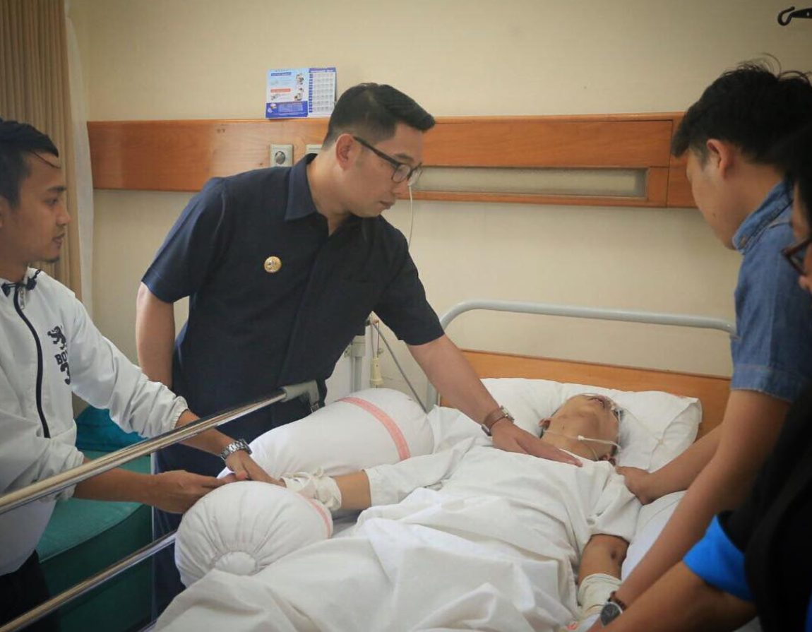 JENGUK. Walikota Bandung, Ridwan Kamil menjenguk Rico di rumah sakit yang diduga dikeroyok oleh oknum bobotoh dalam pertandingan pada Sabtu, 22 Juli. Diambil dari akun instagram @ridwankamil 