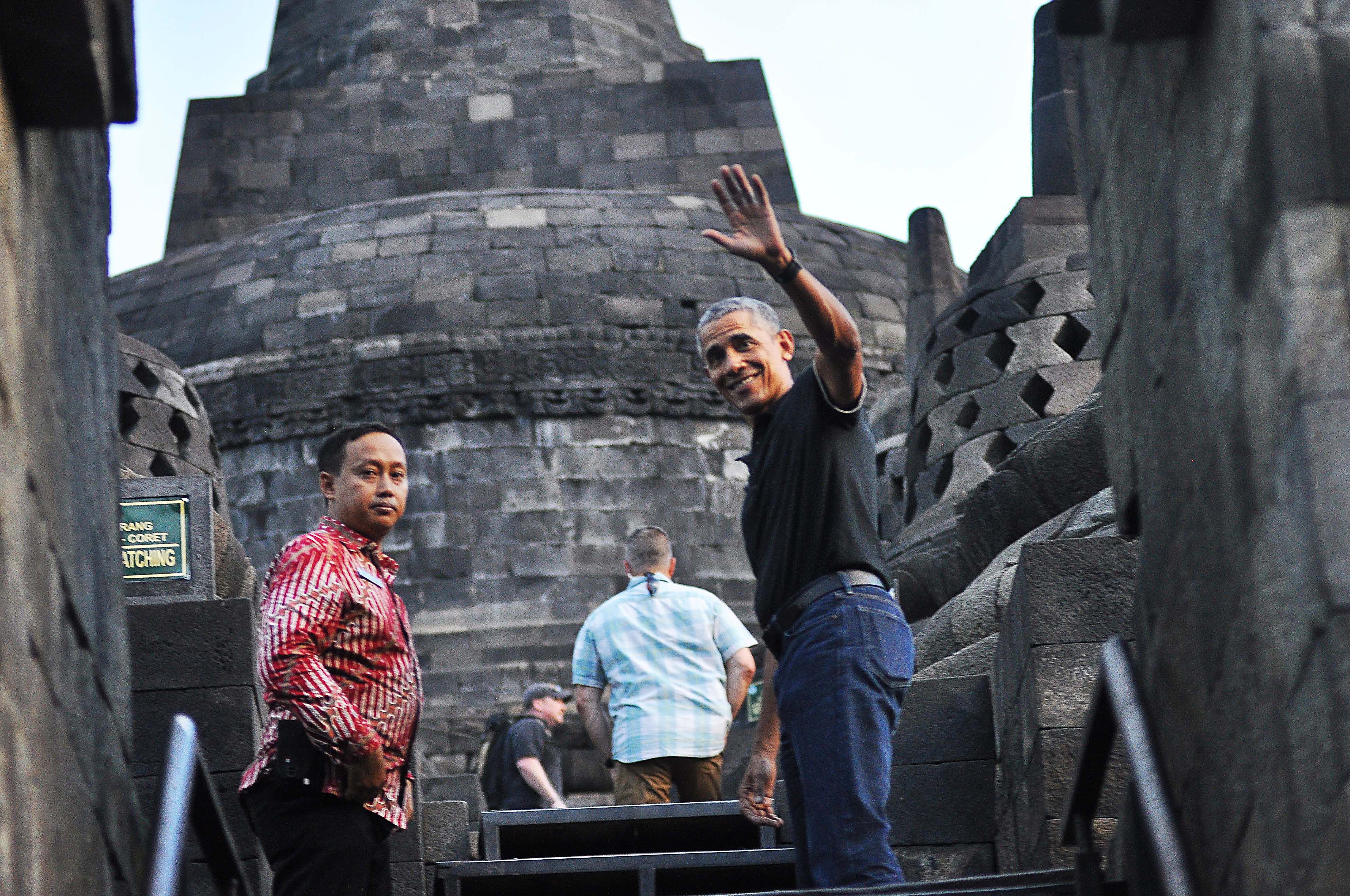 OBAMA. Mantan Presiden Amerika Serikat Barack Obama melambaikan tangan saat mengunjungi Candi Borobudur. Foto oleh Anis Efizudin/Antara 