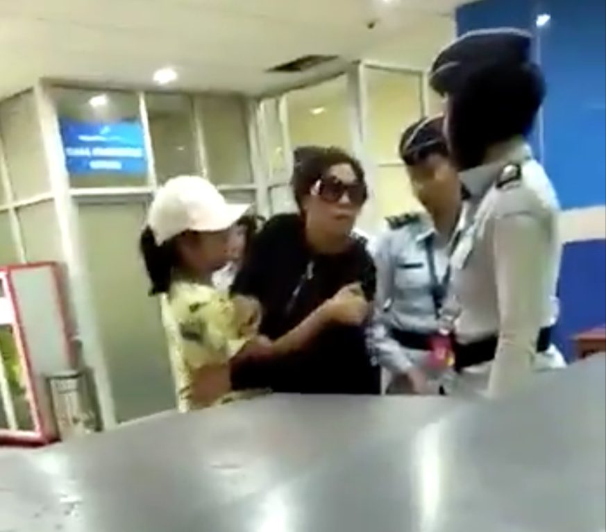 DITAMPAR. Putri Joice Onsay Marawouw terlihat tengah melerai sang ibu usai menampar petugas Bandara Sam Ratulangi, Manado pada Rabu, 5 Juli. Foto: screen shot video dari akun @budikaryas 