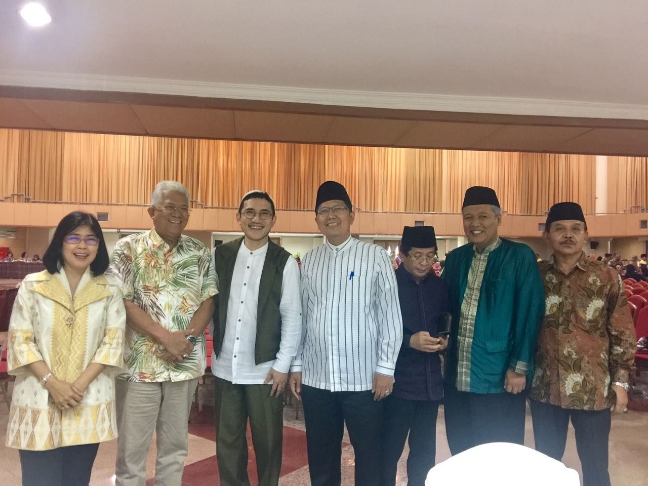 KH M Cholil Nafis (tengah) pada acara Halal Bi Halal di kantor pusat Universitas Terbuka Jakarta, pada 3 Juli 2017. Foto dari cholilnafis.tv
 