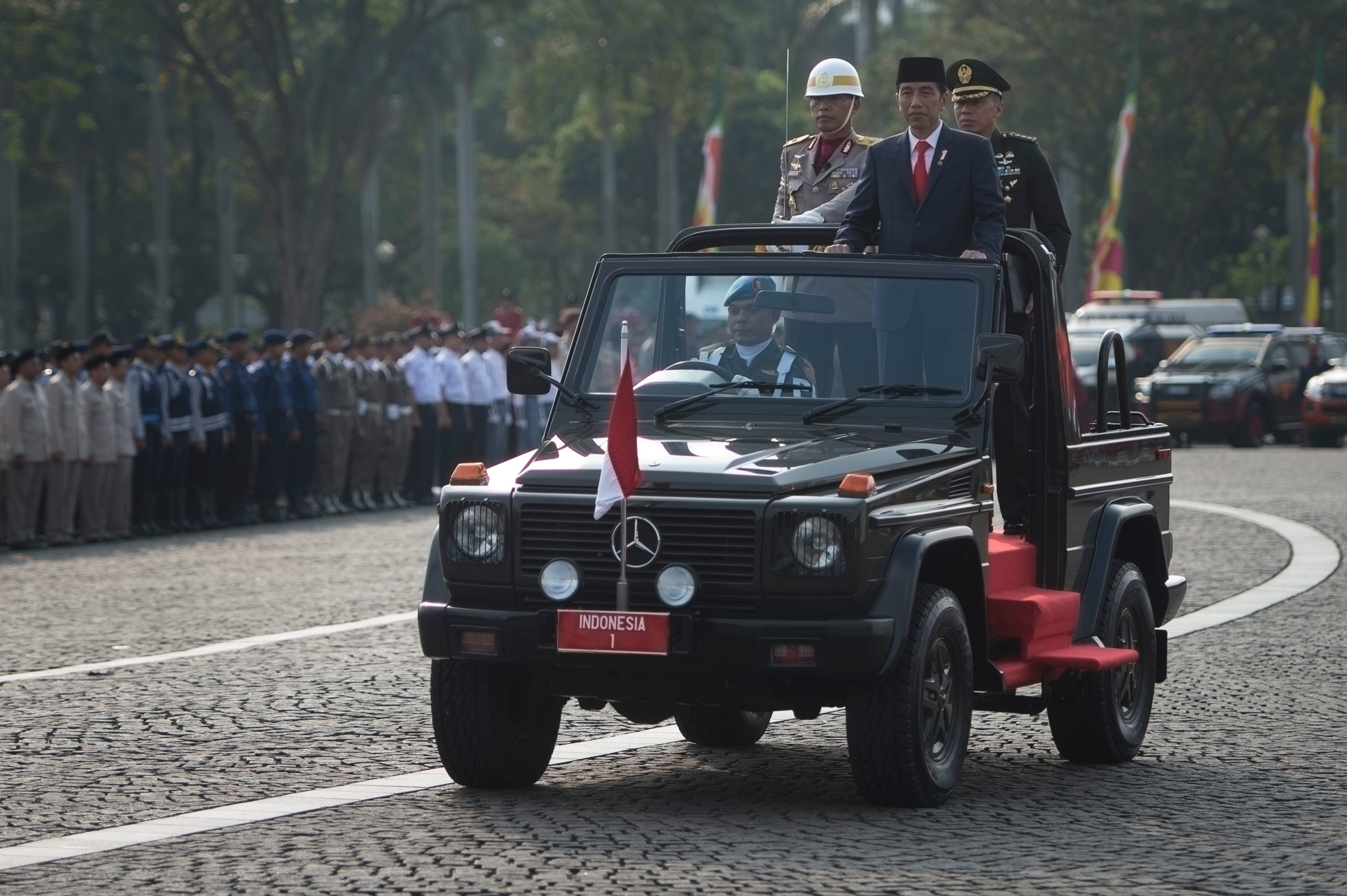 INSPEKSI. Presiden Joko Widodo (tengah) melakukan inspeksi pasukan saat peringatan HUT Ke-71 Bhayangkara di Lapangan Monas, Jakarta, Senin, 10 Juli. Foto oleh Rosa Panggabean/ANTARA 