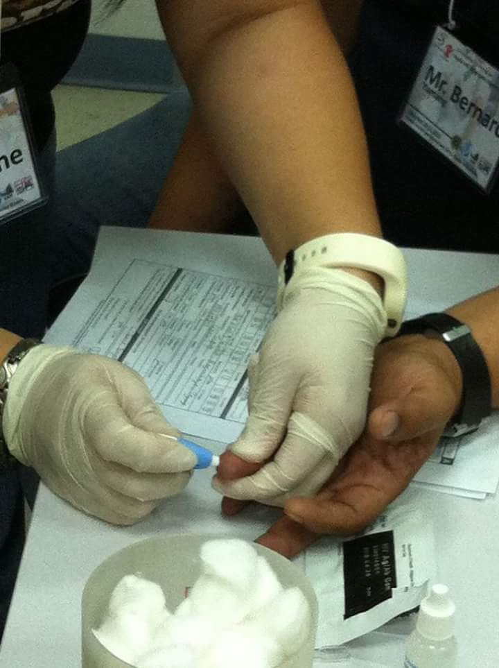 SCREENING. A nurse conducts a test on a patient. Photo by Diana Mendoza 